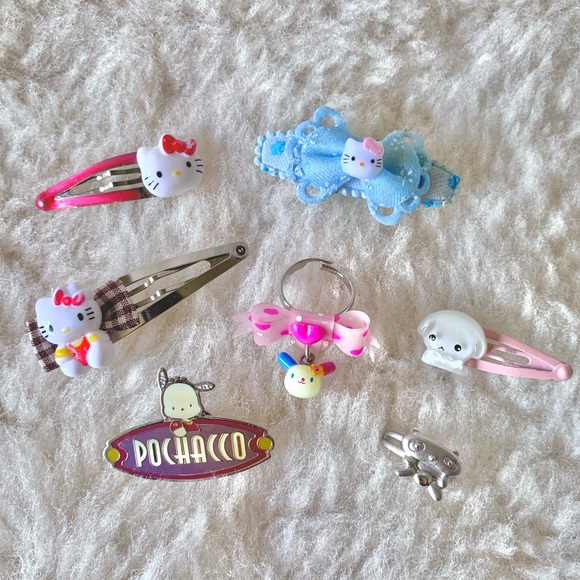 SOLD🚫 Vintage Sanrio accessories (entire set: hairclips, ring, pin) - Picture 4 of 5